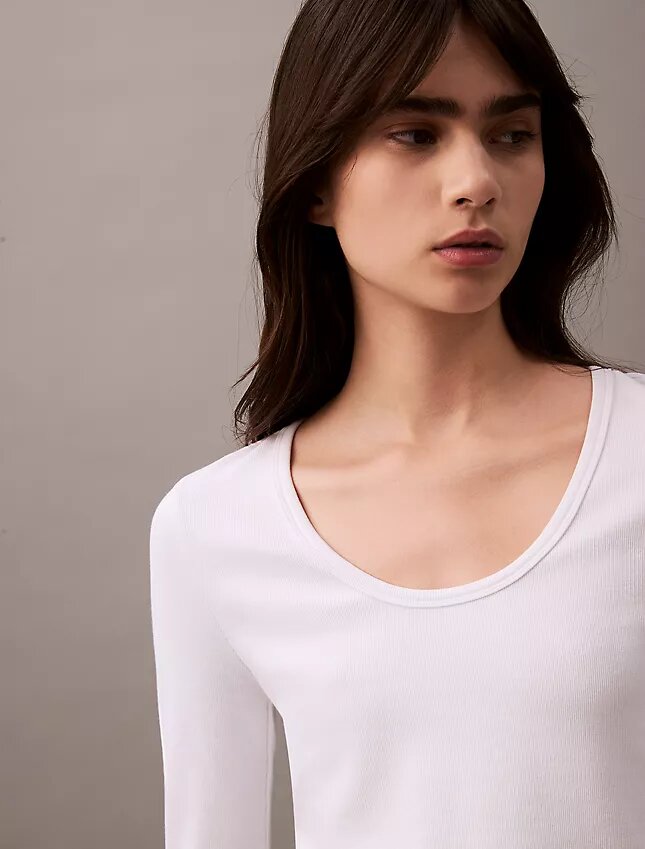 Bawełniana koszulka z prążkowanym dekoltem w serek Bawełniana koszulka z prążkowanym dekoltem w serek
