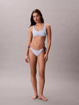 Bikini z graficznym monogramem i wiązaniem z boku