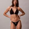 Bikini z graficznym monogramem i wiązaniem z boku