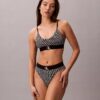 Bikini z wysokim stanem z elastycznej mikrofibry z graficznym Monogramem Bikini z wysokim stanem z elastycznej mikrofibry z graficznym Monogramem