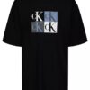 Chłopięca koszulka z kwadratowym nadrukiem w stylu color block i Monogramem Chłopięca koszulka z kwadratowym nadrukiem w stylu color block i Monogramem