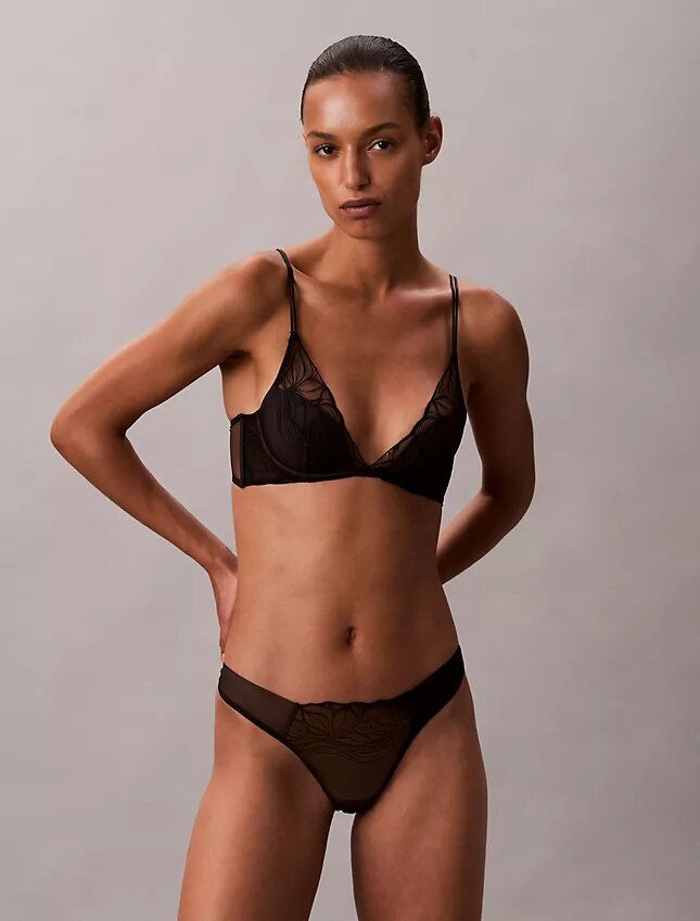 CK Black Floral Lace – lekko wyściełany biustonosz z głębokim dekoltem CK Black Floral Lace – lekko wyściełany biustonosz z głębokim dekoltem