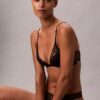 CK Black Floral Lace – lekko wyściełany biustonosz z głębokim dekoltem CK Black Floral Lace – lekko wyściełany biustonosz z głębokim dekoltem