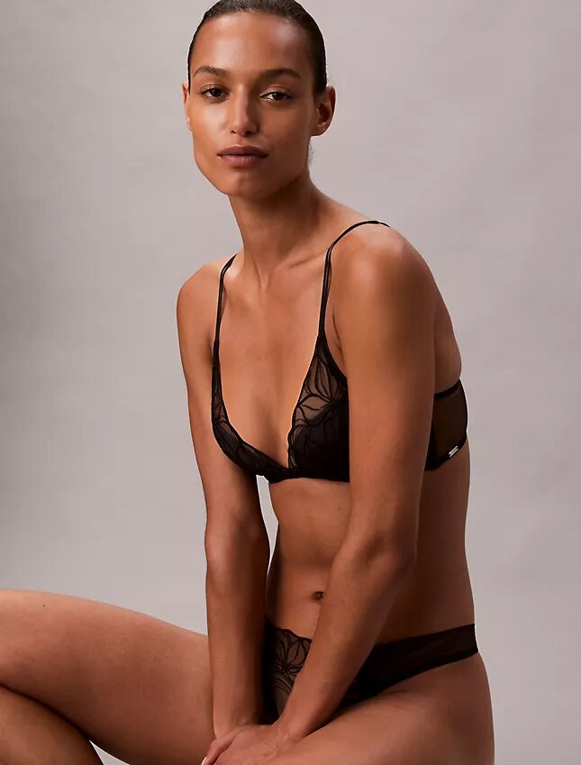 CK Black Floral Lace – lekko wyściełany biustonosz z głębokim dekoltem CK Black Floral Lace – lekko wyściełany biustonosz z głębokim dekoltem