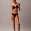 CK Black Push-Up biustonosz z głębokim dekoltem i kwiatową koronką CK Black Push-Up biustonosz z głębokim dekoltem i kwiatową koronką