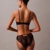 CK Black Push-Up biustonosz z głębokim dekoltem i kwiatową koronką CK Black Push-Up biustonosz z głębokim dekoltem i kwiatową koronką