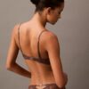 CK Black Push-Up biustonosz z głębokim dekoltem i kwiatową koronką CK Black Push-Up biustonosz z głębokim dekoltem i kwiatową koronką