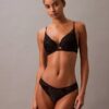 CK Black Push-Up biustonosz z głębokim dekoltem i kwiatową koronką CK Black Push-Up biustonosz z głębokim dekoltem i kwiatową koronką