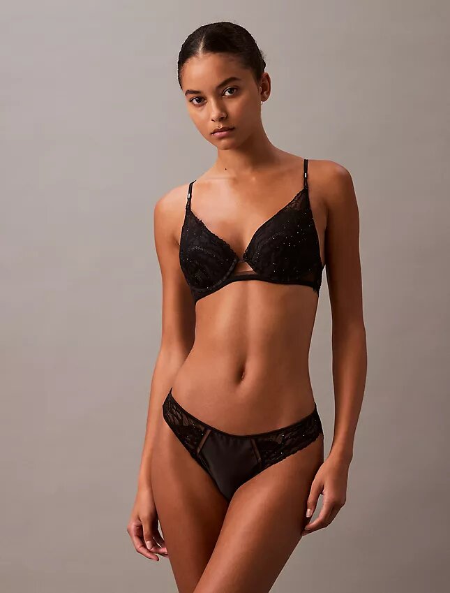 CK Black Push-Up biustonosz z głębokim dekoltem i kwiatową koronką CK Black Push-Up biustonosz z głębokim dekoltem i kwiatową koronką