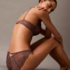 CK Black Push-Up biustonosz z głębokim dekoltem i kwiatową koronką CK Black Push-Up biustonosz z głębokim dekoltem i kwiatową koronką