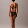 CK Black Push-Up biustonosz z głębokim dekoltem i kwiatową koronką CK Black Push-Up biustonosz z głębokim dekoltem i kwiatową koronką