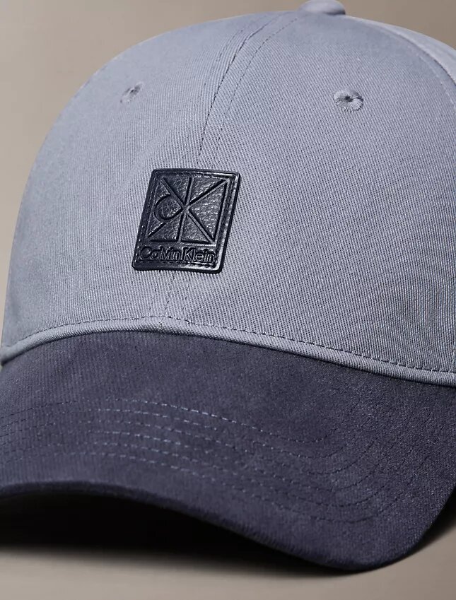 Czapka baseballowa z emblematem i blokami kolorów Czapka baseballowa z emblematem i blokami kolorów