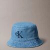 Czapka typu bucket z wypranego Denimu z haftowanym logo Czapka typu bucket z wypranego Denimu z haftowanym logo