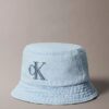 Czapka typu bucket z wypranego Denimu z haftowanym logo Czapka typu bucket z wypranego Denimu z haftowanym logo
