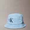Czapka typu bucket z wypranego Denimu z haftowanym logo Czapka typu bucket z wypranego Denimu z haftowanym logo