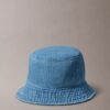 Czapka typu bucket z wypranego Denimu z haftowanym logo Czapka typu bucket z wypranego Denimu z haftowanym logo