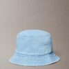 Czapka typu bucket z wypranego Denimu z haftowanym logo Czapka typu bucket z wypranego Denimu z haftowanym logo