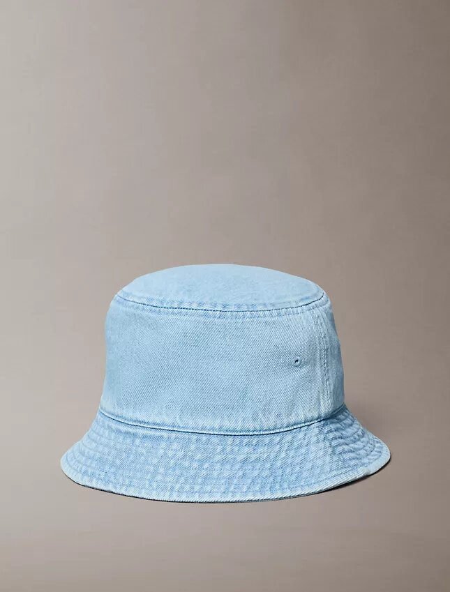 Czapka typu bucket z wypranego Denimu z haftowanym logo Czapka typu bucket z wypranego Denimu z haftowanym logo