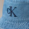 Czapka typu bucket z wypranego Denimu z haftowanym logo Czapka typu bucket z wypranego Denimu z haftowanym logo