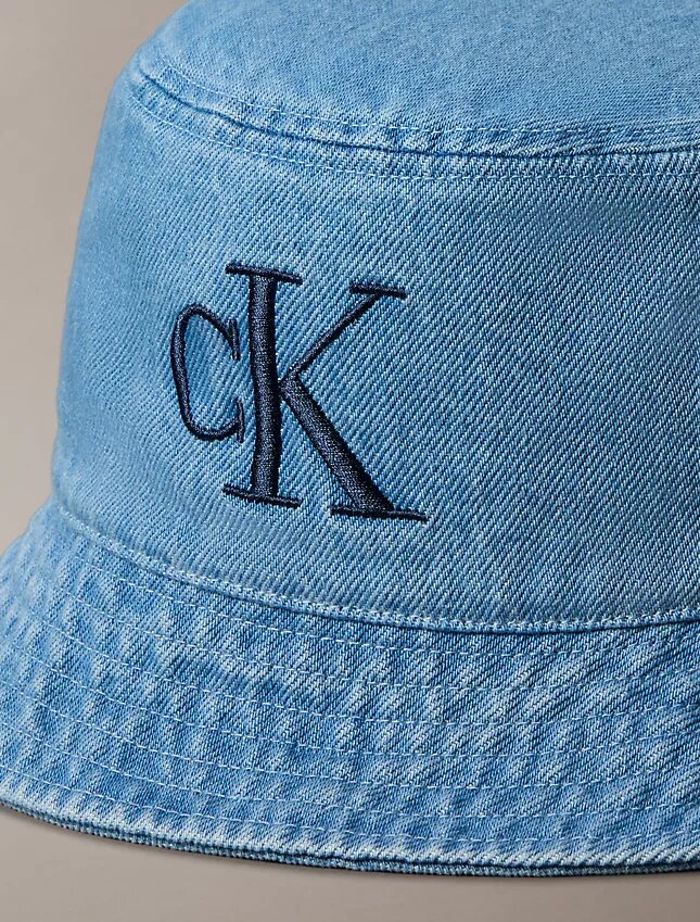 Czapka typu bucket z wypranego Denimu z haftowanym logo Czapka typu bucket z wypranego Denimu z haftowanym logo