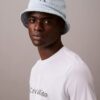 Czapka typu bucket z wypranego Denimu z haftowanym logo Czapka typu bucket z wypranego Denimu z haftowanym logo