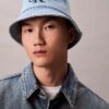 Czapka typu bucket z wypranego Denimu z haftowanym logo Czapka typu bucket z wypranego Denimu z haftowanym logo
