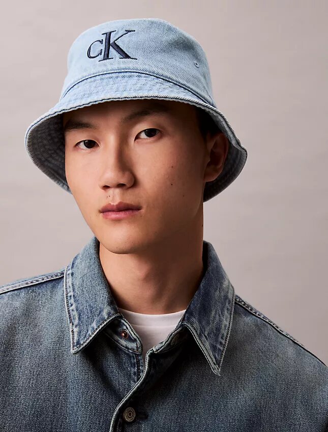 Czapka typu bucket z wypranego Denimu z haftowanym logo Czapka typu bucket z wypranego Denimu z haftowanym logo