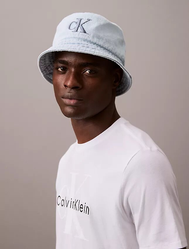Czapka typu bucket z wypranego Denimu z haftowanym logo Czapka typu bucket z wypranego Denimu z haftowanym logo
