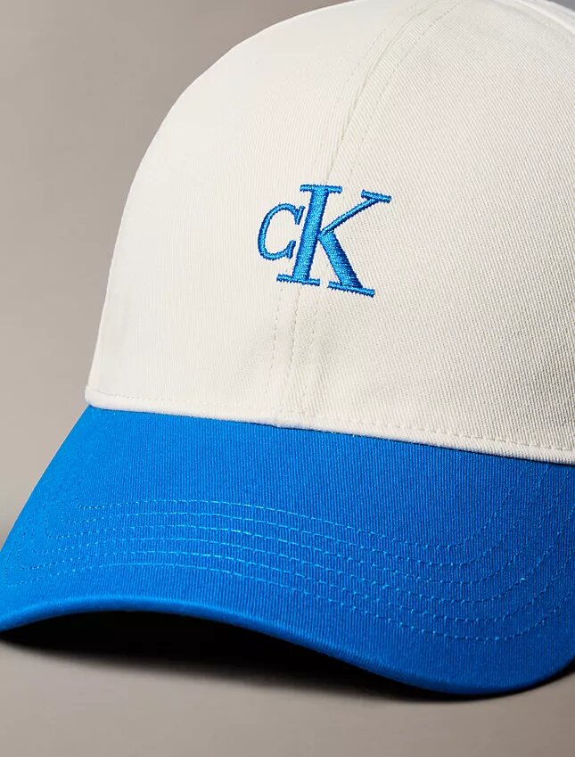 Czapka z daszkiem z kontrastowym haftowanym logo Czapka z daszkiem z kontrastowym haftowanym logo