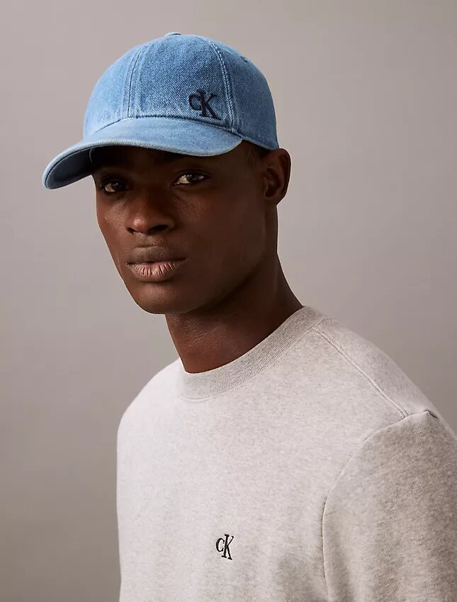Czapka z daszkiem z pranej Denim z haftowanym logo Czapka z daszkiem z pranej Denim z haftowanym logo