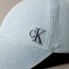 Czapka z daszkiem z pranej Denim z haftowanym logo Czapka z daszkiem z pranej Denim z haftowanym logo