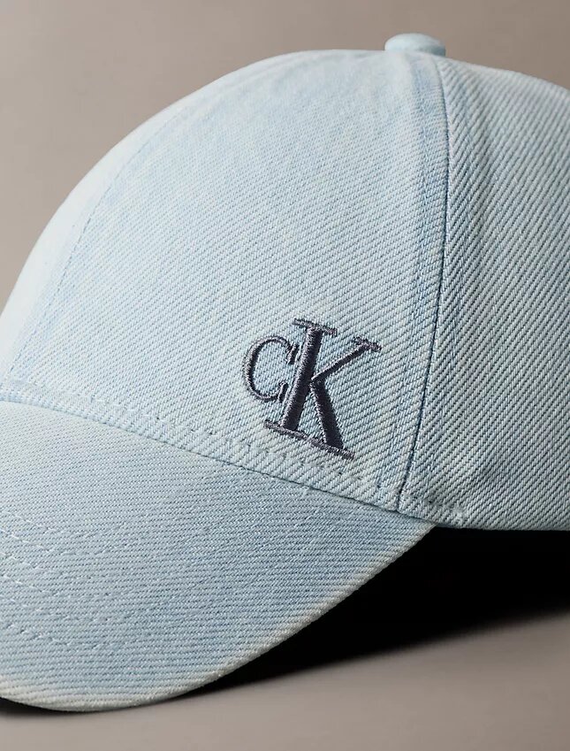 Czapka z daszkiem z pranej Denim z haftowanym logo Czapka z daszkiem z pranej Denim z haftowanym logo