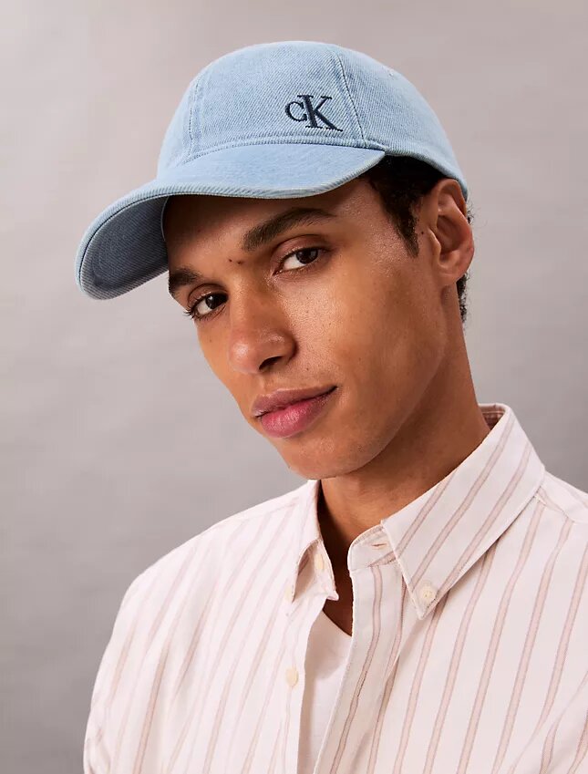 Czapka z daszkiem z pranej Denim z haftowanym logo Czapka z daszkiem z pranej Denim z haftowanym logo
