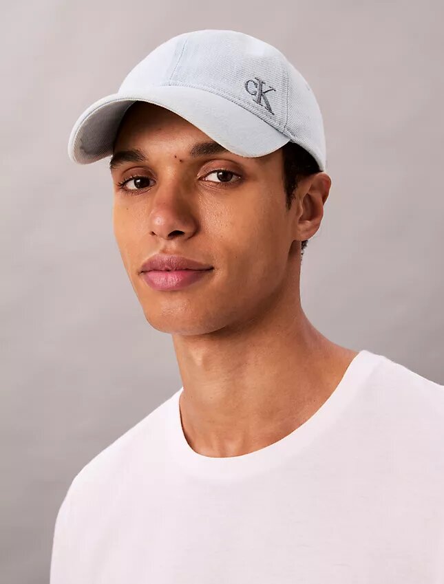 Czapka z daszkiem z pranej Denim z haftowanym logo Czapka z daszkiem z pranej Denim z haftowanym logo