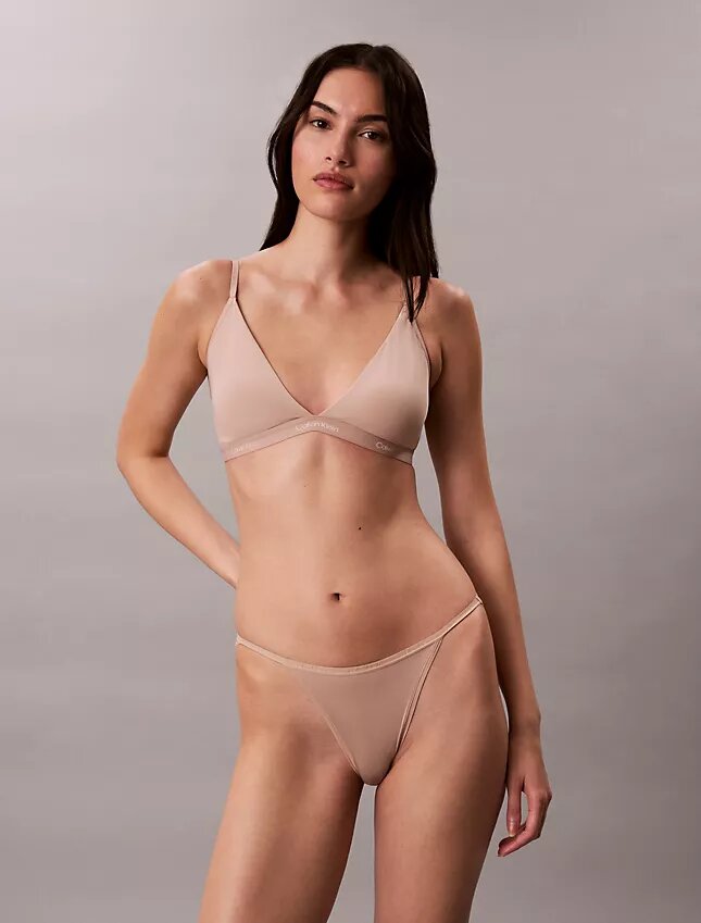 Dopasowany do sylwetki, lekko wyściełany biustonosz typu Bralette w kształcie trójkąta Dopasowany do sylwetki, lekko wyściełany biustonosz typu Bralette w kształcie trójkąta