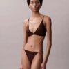 Dopasowany do sylwetki, lekko wyściełany biustonosz typu Bralette w kształcie trójkąta