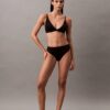 Dopasowany do sylwetki, lekko wyściełany biustonosz typu Bralette w kształcie trójkąta