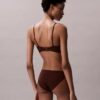 Dopasowany do sylwetki, lekko wyściełany biustonosz typu Bralette w kształcie trójkąta