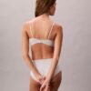 Dopasowany do sylwetki, lekko wyściełany biustonosz typu Bralette w kształcie trójkąta Dopasowany do sylwetki, lekko wyściełany biustonosz typu Bralette w kształcie trójkąta