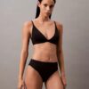 Dopasowany do sylwetki, lekko wyściełany biustonosz typu Bralette w kształcie trójkąta