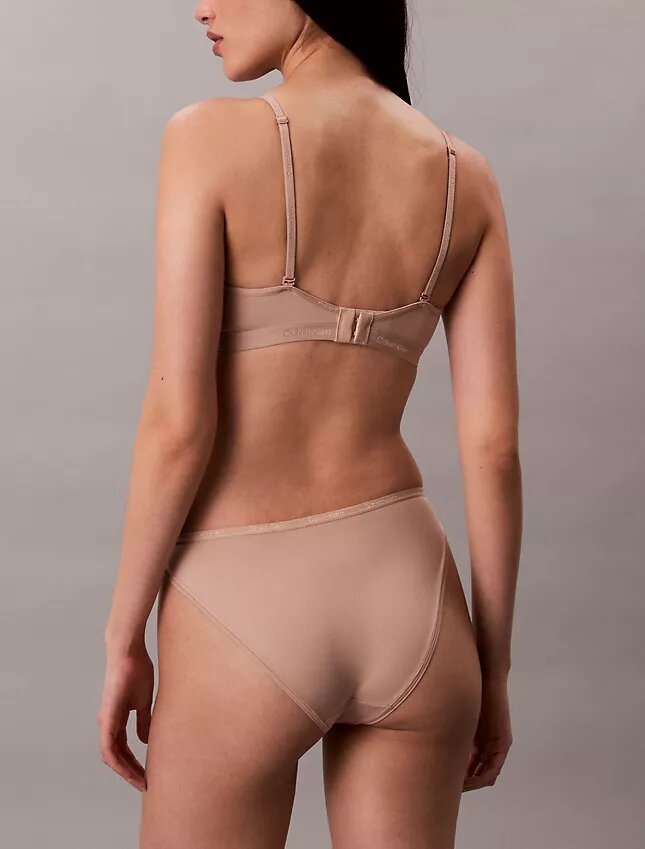 Dopasowany do sylwetki, lekko wyściełany biustonosz typu Bralette w kształcie trójkąta Dopasowany do sylwetki, lekko wyściełany biustonosz typu Bralette w kształcie trójkąta