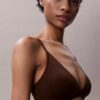 Dopasowany do sylwetki, lekko wyściełany biustonosz typu Bralette w kształcie trójkąta