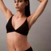 Dopasowany do sylwetki, lekko wyściełany biustonosz typu Bralette w kształcie trójkąta