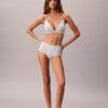 Dopasowany do sylwetki, lekko wyściełany biustonosz typu Bralette w kształcie trójkąta Dopasowany do sylwetki, lekko wyściełany biustonosz typu Bralette w kształcie trójkąta