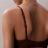 Dopasowany do sylwetki, lekko wyściełany biustonosz typu Bralette w kształcie trójkąta