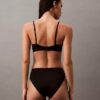 Dopasowany do sylwetki, lekko wyściełany biustonosz typu Bralette w kształcie trójkąta