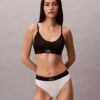 Elastyczne Thongy z mikrofibry z graficznym Monogramem Elastyczne Thongy z mikrofibry z graficznym Monogramem