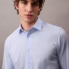 Elegancka koszula slim fit z elastycznego materiału, zapinana na guziki