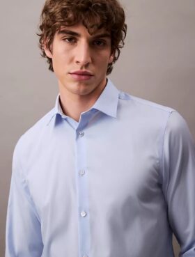 Elegancka koszula slim fit z elastycznego materiału, zapinana na guziki
