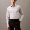 Elegancka koszula slim fit z elastycznego materiału, zapinana na guziki Elegancka koszula slim fit z elastycznego materiału, zapinana na guziki